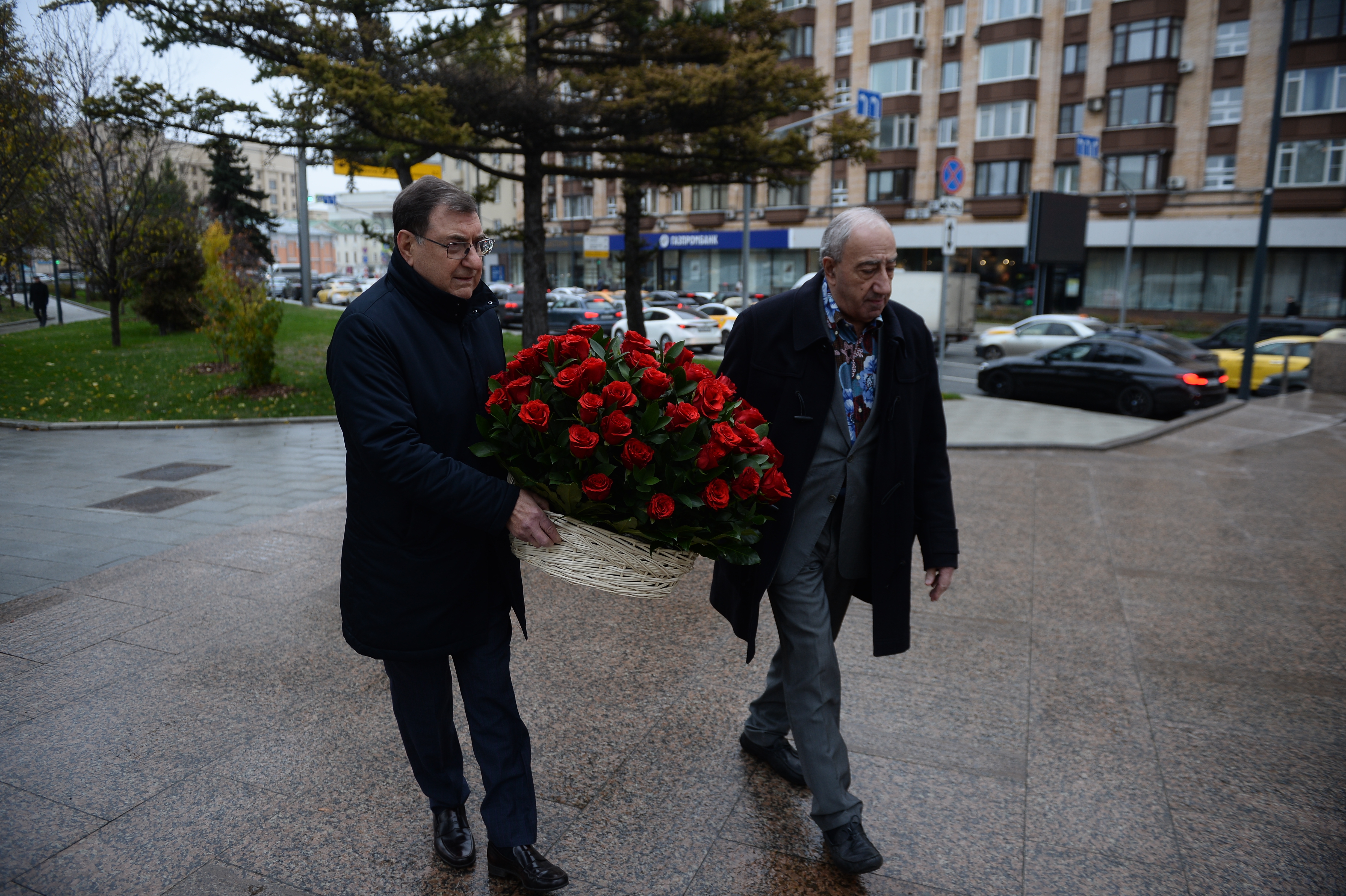 памятник примакову на смоленской площади в москве