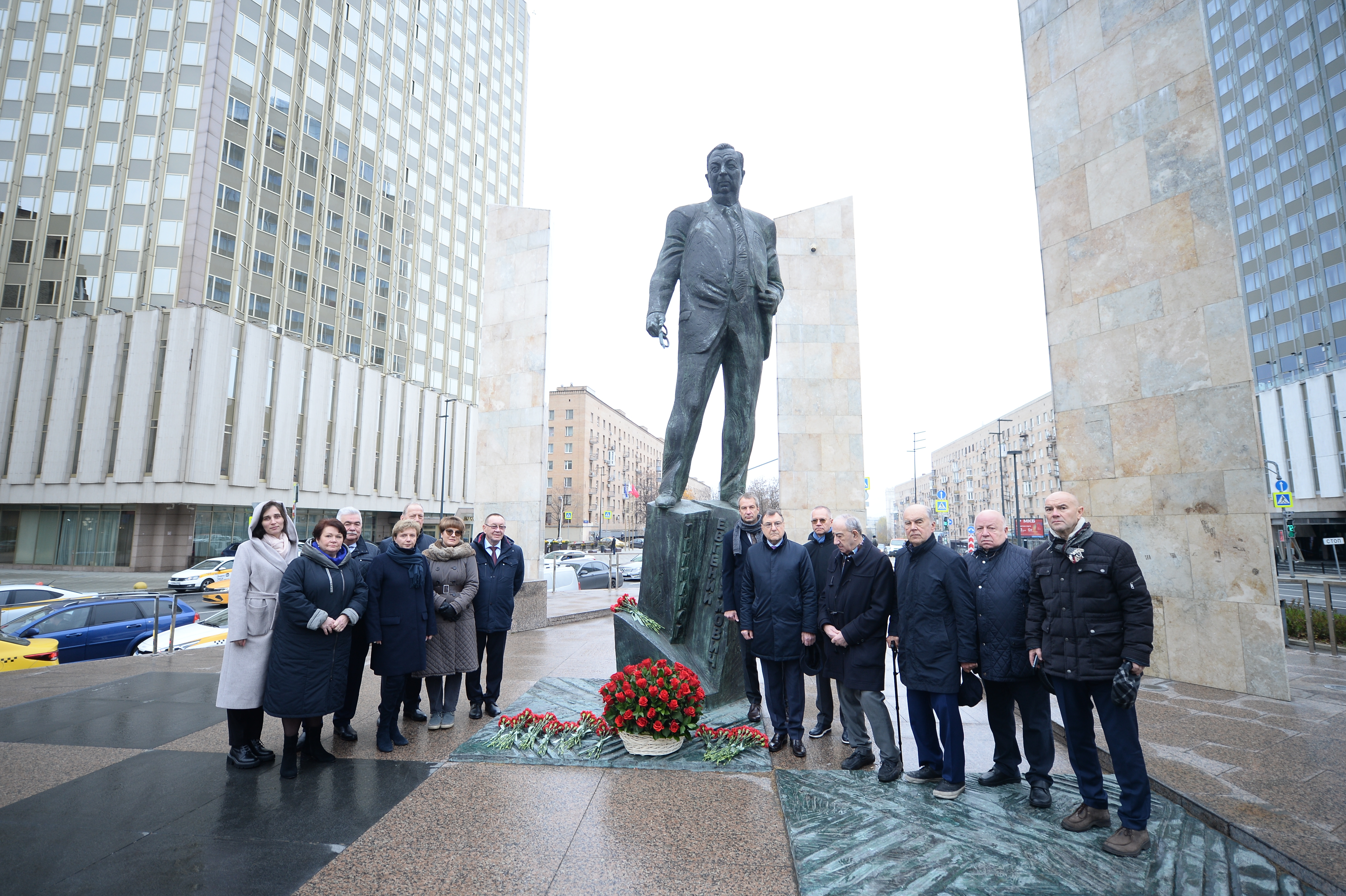 памятник примакову на смоленской площади в москве