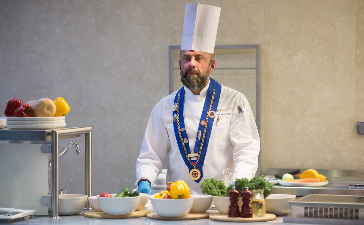 Михаил Кузнецов провел мастер-класс по приготовлению блюд из нового меню Plaza Garden Café.