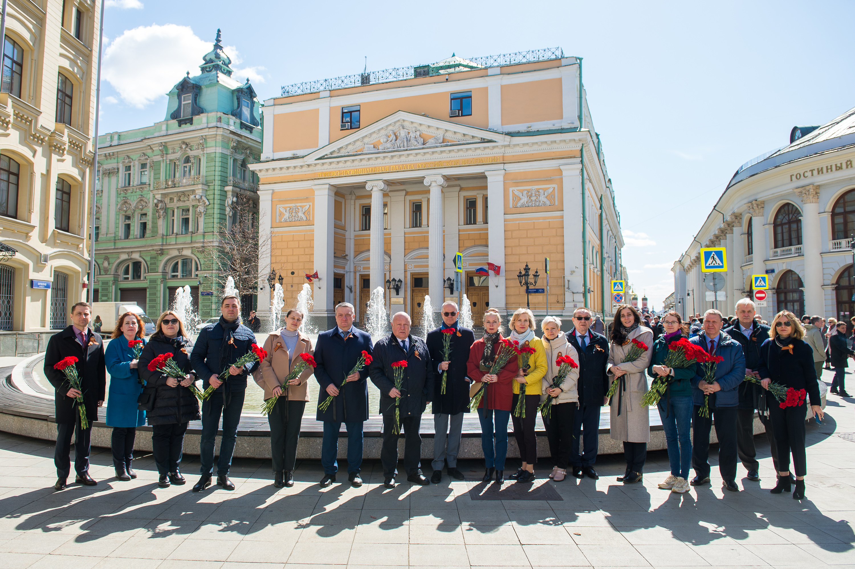 Сотрудники ЦМТ Москвы возложили цветы к могиле Неизвестного Солдата у Кремлевской стены