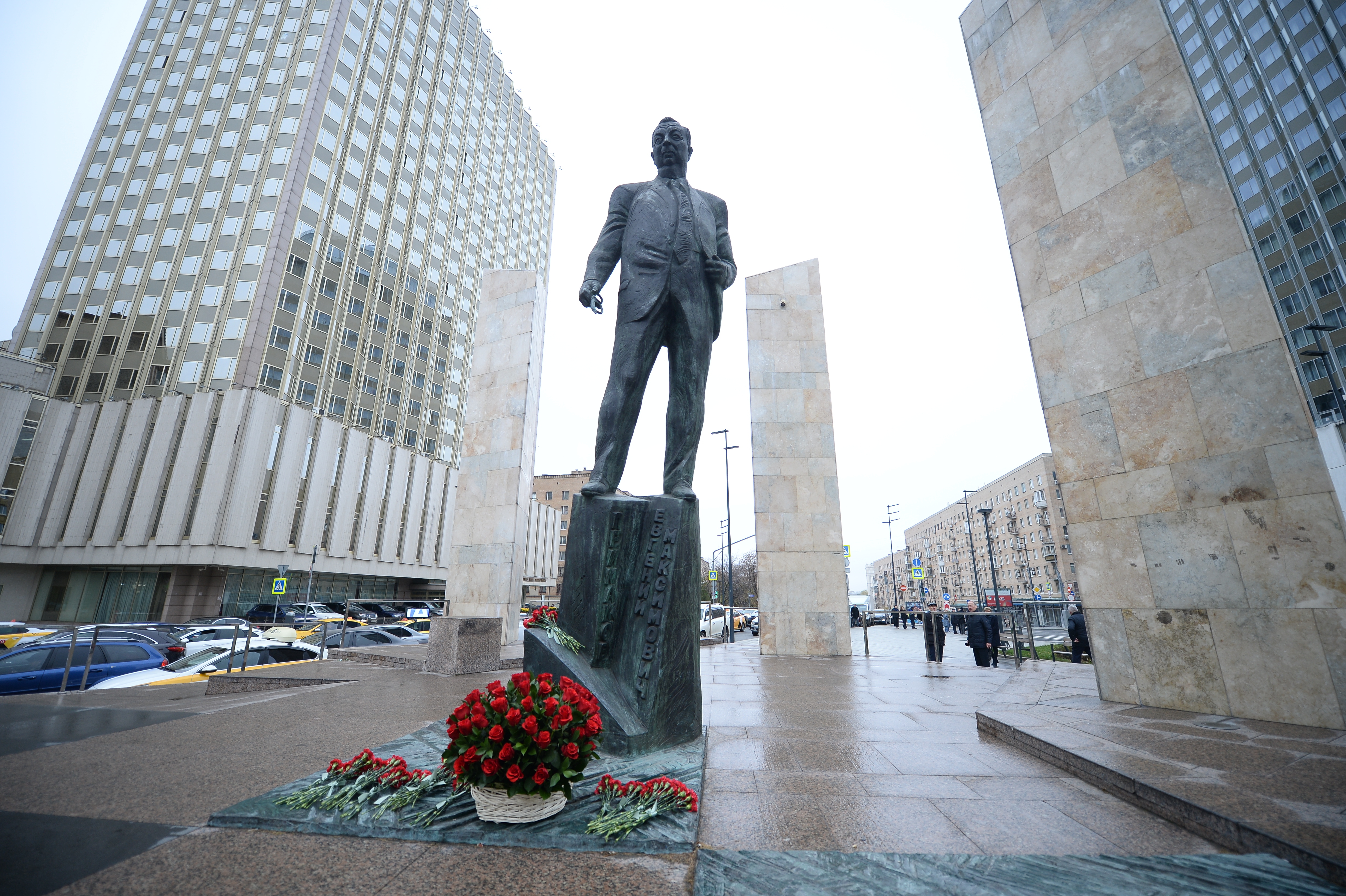 Сотрудники ЦМТ Москвы возложили цветы к памятнику Евгению Примакову
