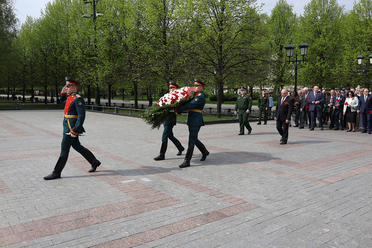 Представители ЦМТ Москвы возложили цветы к могиле Неизвестного Солдата