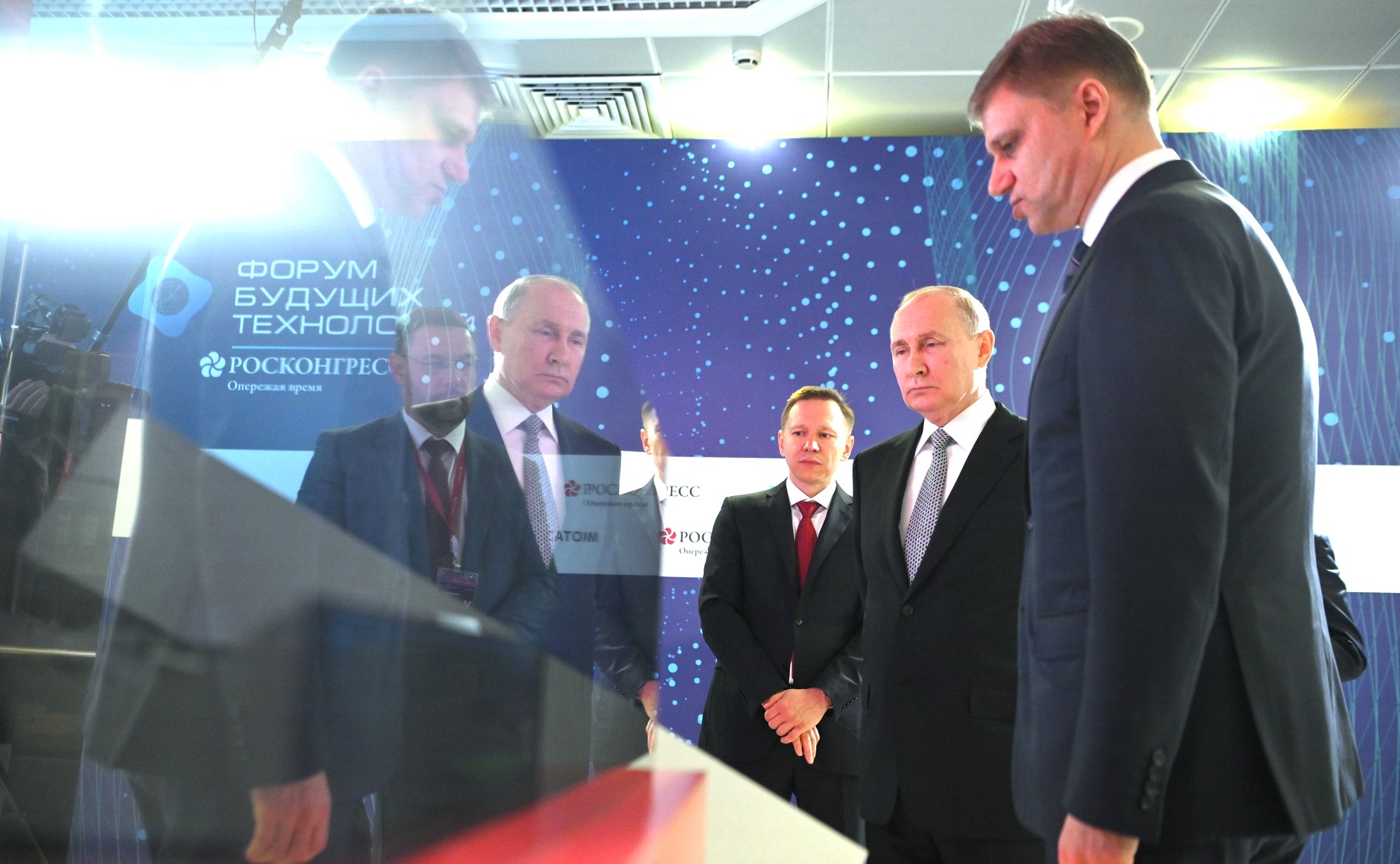 Владимир Путин выступает с докладом в ЦМТ Москвы