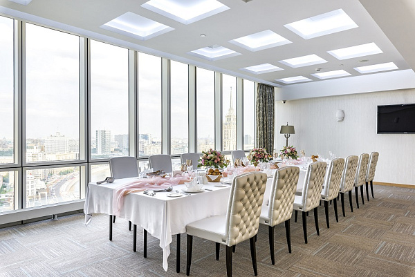 Залы Premier Lounge и Queen's Lounge Залы Premier Lounge и Queen's Lounge